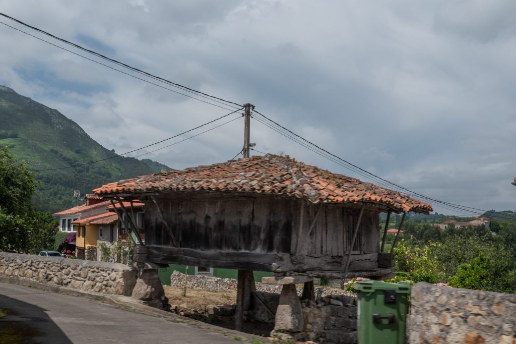 Traditioneller Hórreo in Lloroñi