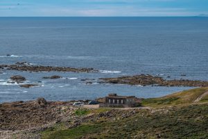 Grundmauern des alten Faro de Cabo Silleiro