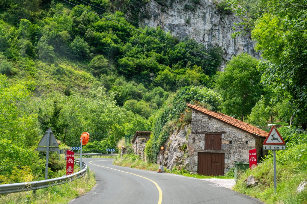 Einsames Gehöft in der Deva-Schlucht
